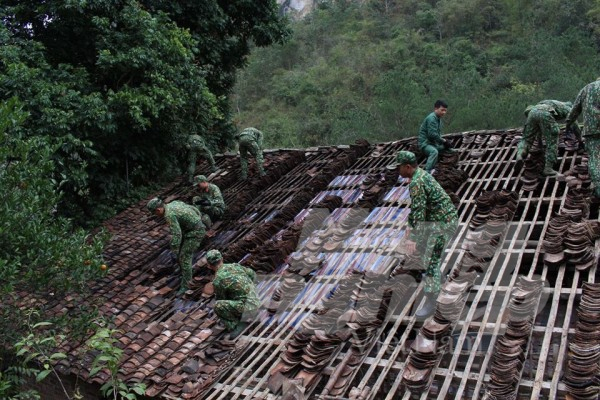Lực lượng cứu hộ tại chỗ của Cao Bằng giúp nhân dân lợp lại mái nhà sau mưa đá.