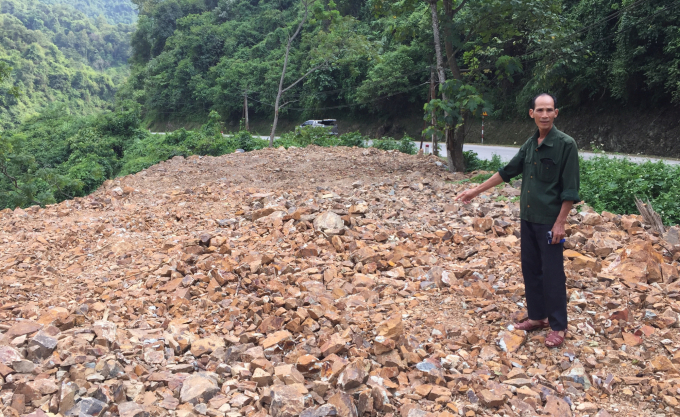 Ông Liêu Minh Trung, Bí thư chi bộ, Trưởng xóm Bản Gủn chỉ rõ bãi đổ thải này có nguồn gốc là đất sản xuất nông nghiệp.