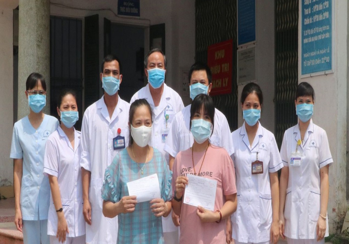 Bệnh viện Đa khoa tỉnh Nam Định trao giấy chứng nhận ra viện cho 2 bệnh nhân. Ảnh: Mai Chiến.
