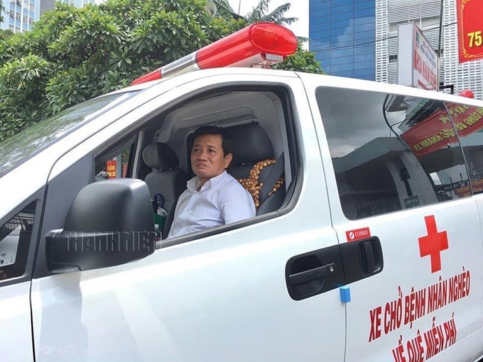 Ông Đoàn Ngọc Hải tự lái xe chở bệnh nhân nghèo về quê miễn phí.