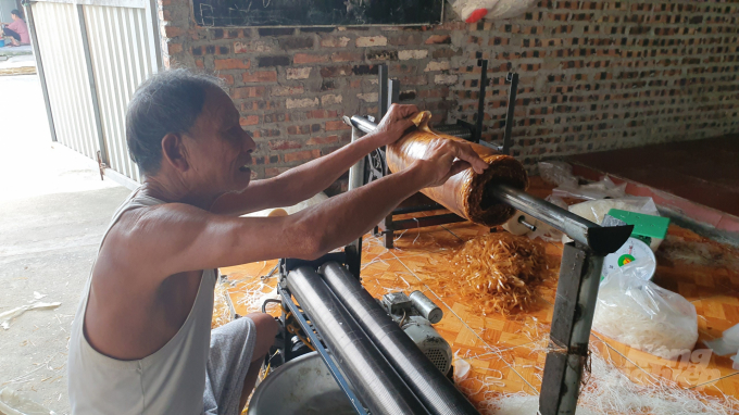 Làm bánh đa ở làng nghề sản xuất bánh đa Kinh Giao, xã Tân Tiến, huyện An Dương. Ảnh: Đinh Mười.