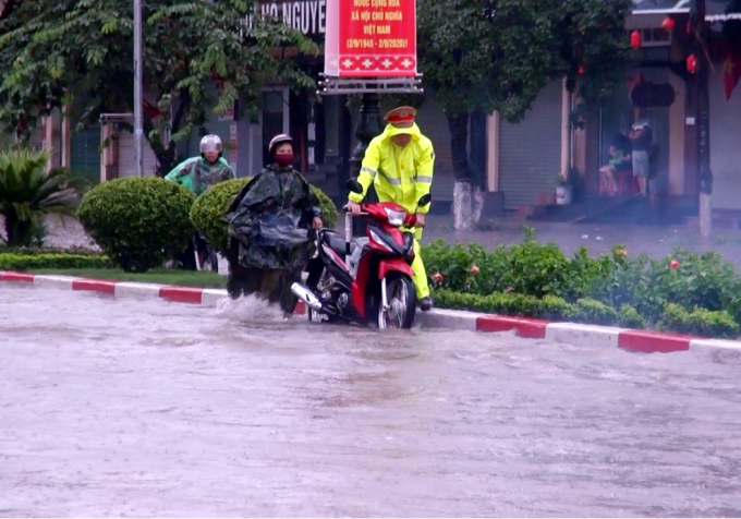 Nhiều tuyến phố chính của thành phố Thái Nguyên ngập thủm trong nước. Ảnh: CTV.