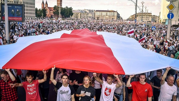 Một cuộc biểu tình lớn do lực lượng đối lập Belarus phát động tại thủ đô Minsk. Ảnh: AP.
