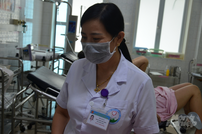 Bác sĩ Đinh Thị Chiên - Phó Khoa Phụ sản Bệnh viện Đa khoa tỉnh Hòa Bình đang thăm hỏi các bệnh nhân. Ảnh: Dương Đình Tường.