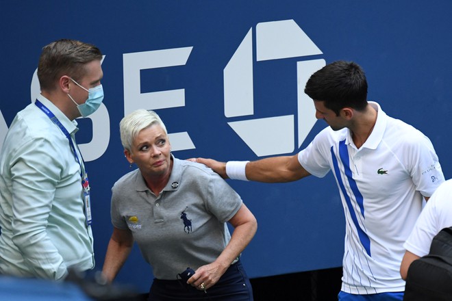 Nữ trọng tài Laura (giữa) bị Djokovic đánh bóng trúng đầu hôm 6/9. Ảnh: Reuters.