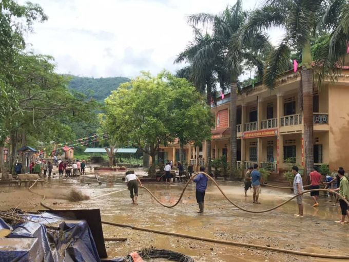 Người dân chung tay tham gia dọn vệ sinh Trường THCS xã Điện Quan. Ảnh: N.S