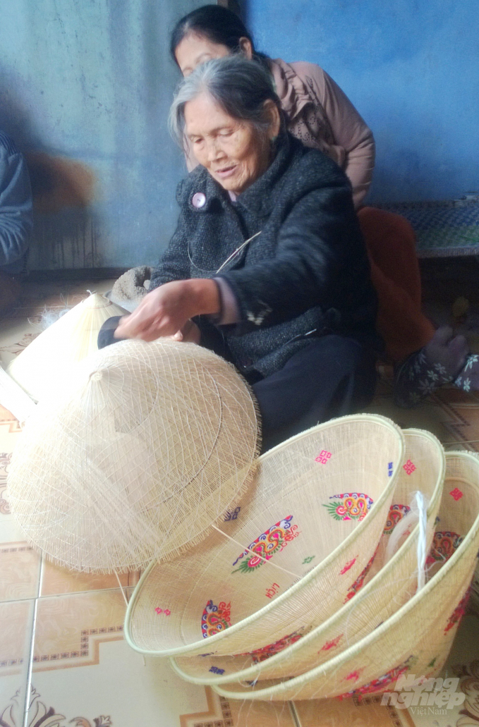 Nhiều người lớn tuổi ở thôn Phú Gia (huyện Phù Cát) vẫn tham gia sản xuất nón ngựa. Ảnh: Vũ Đình Thung.