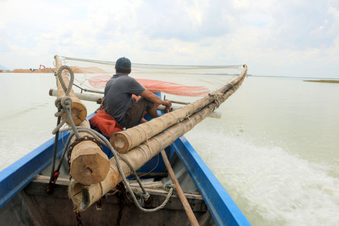 Ghe nhủi xuất bến...