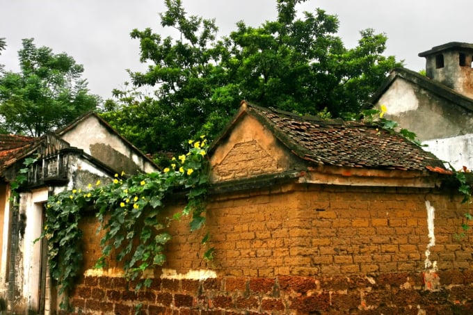 Những ngôi nhà trong làng cổ Mông Phụ, xã Đường Lâm. Ảnh: TL.