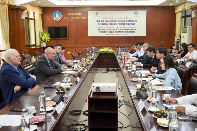 Lễ ký các thỏa thuận thực hiện dự án dùng gió làm ra nước tại Ninh Thuận được ký kết tại Bộ NN-PTNT với sự tham gia của Đại sứ Bỉ tại Việt Nam. Ảnh: Tùng Đinh.