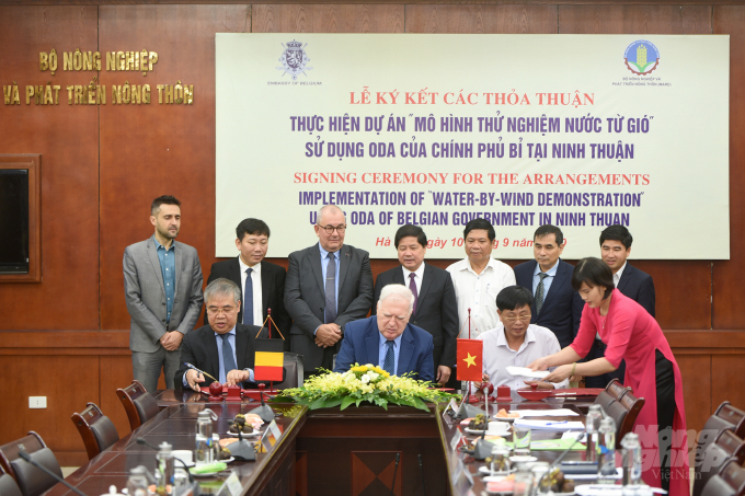 Các thỏa thuận được ký kết giữa Viện Quy hoạch và Thiết kế nông nghiệp, Bộ NN-PTNT, Sở NN-PTNT Ninh Thuận và Công ty SUL của Bỉ trước sự chứng kiến của Thứ trưởng Lê Quốc Doanh, đại diện Bộ NN-PTNT và Đại sứ Paul Janssen, đại diện cho Chính phủ Bỉ tại Việt Nam. Ảnh: Tùng Đinh.
