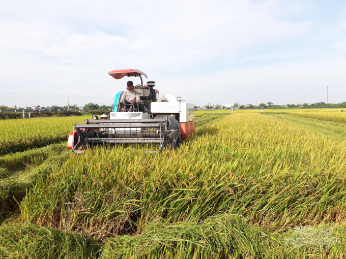 Đưa cơ giới hóa vào sản xuất nông nghiệp. Ảnh: Mai Chiến.