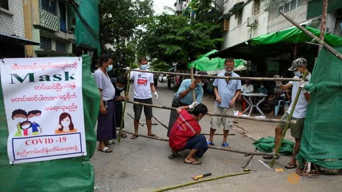 Người dân tự ý lập rào ngăn phố ở Yangon. Ảnh: Reuters.