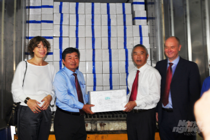 Thứ trưởng Bộ NN-PTNT Phùng Đức Tiến (áo trắng) làm lễ xuất khẩu tôm sang EU của Công ty TNHH Thông Thuận. Ảnh: Minh Hậu.