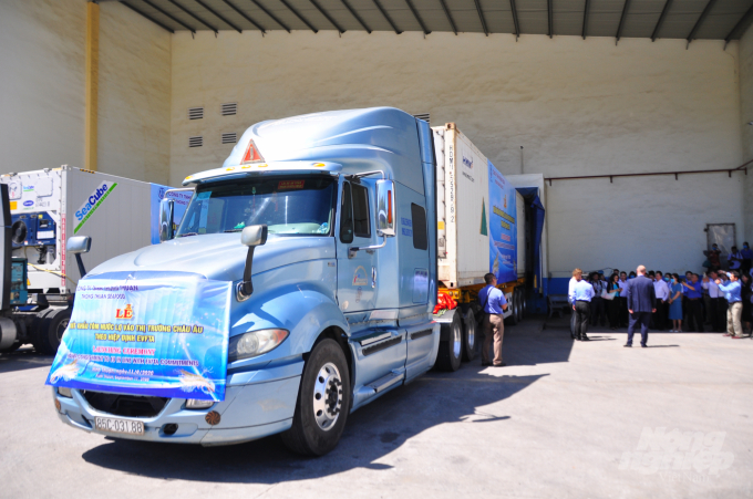 Ngày 11/9, những container tôm đông lạnh của Công ty TNHH Thông Thuận, Ninh Thuận chính thức xuất qua thị trường EU với mức thuế quan ưu đãi theo hiệp định EVFTA. Ảnh: Minh Hậu.
