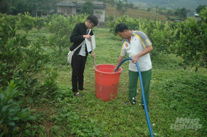 Hòa chế phẩm sinh học để chuẩn bị tưới. Ảnh: Tư liệu.