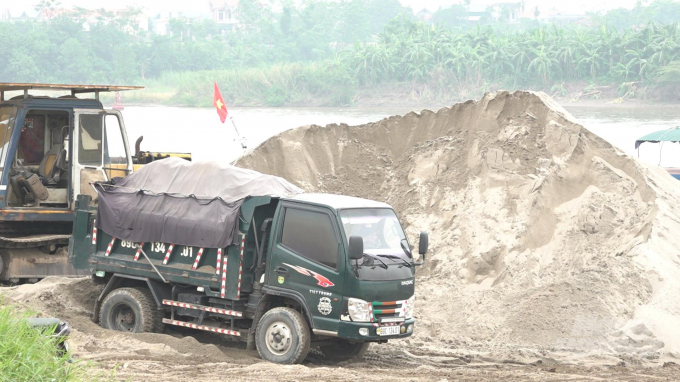 Trưa ngày 8/9/2020, bãi tập kết vật liệu xây dựng của công ty Cổ phần Cát Lợi Việt Nam vẫn hoạt động, dù đang trong mùa mưa bão. Ảnh: Phạm Hạnh.