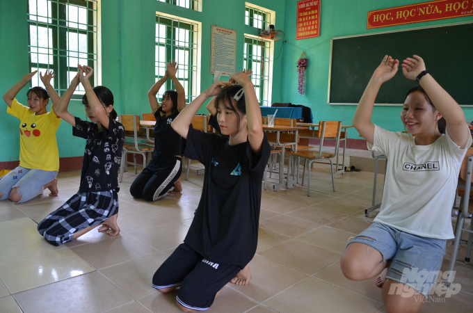 Học sinh tập múa để biểu diễn dịp khai giảng. Ảnh: Dương Đình Tường.
