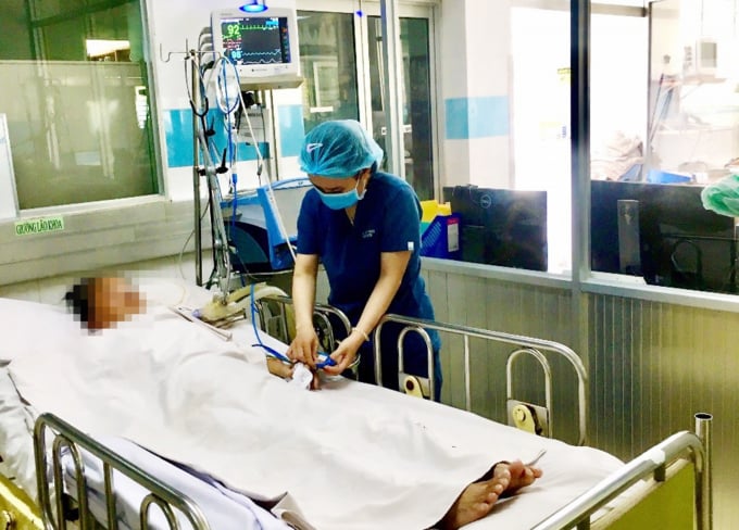 Nữ bệnh nhân ở Long An đang điều trị ngộ độc botulinum tại Bệnh viện Bệnh Nhiệt đới TP.HCM sau khi sử dụng sản phẩm pate Minh Chay. Ảnh: Bệnh viện cung cấp.
