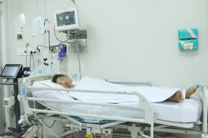 Bệnh nhân nam ngộ độc botulinum trong pate Minh Chay đang được điều trị tại Khoa Bệnh nhiệt đới Bệnh viện Chợ Rẫy. Ảnh: Bệnh viện cung cấp.