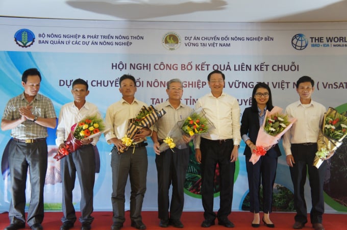 Ông Lê Văn Hiến tặng hoa cho các tổ chức nông dân, HTX có thành tích trong việc xây dựng chuỗi liên kết.