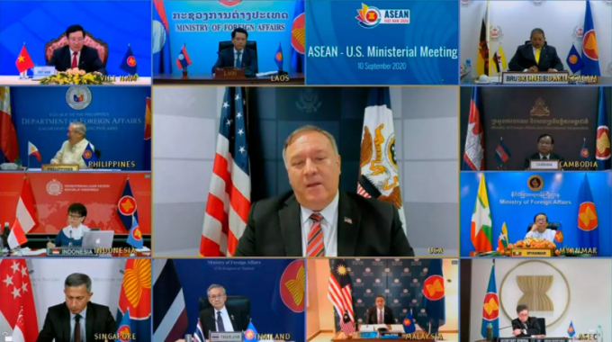 Ngoại trưởng Mỹ Mike Pompeo (giữa) phát biểu tại Hội nghị trực tuyến Ngoại trưởng ASEAN lần thứ 53 hôm 11/9/2020. Ảnh: NST