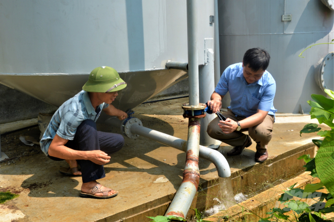 Cán bộ Trung tâm Nước sạch và Vệ sinh môi trường nông thôn tỉnh Tuyên Quang kiểm tra chất lượng các công trình. Ảnh: Đào Thanh.