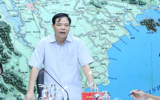 Bộ trưởng Bộ NN-PTNT Nguyễn Xuân Cường chỉ đạo công tác ứng phó bão số 5 vào ngày 17/9. Ảnh: Minh Phúc.