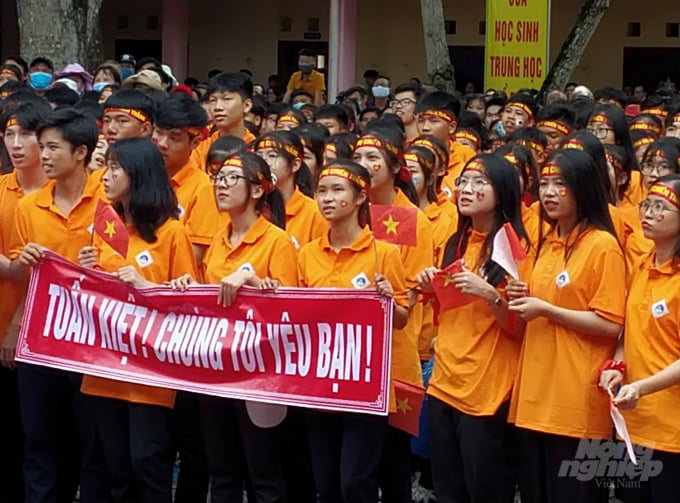 Bạn bè đến cổ vũ Tuấn Kiệt tại đầu cầu Trường THPT thị xã Quảng Trị. Ảnh: Công Điền.