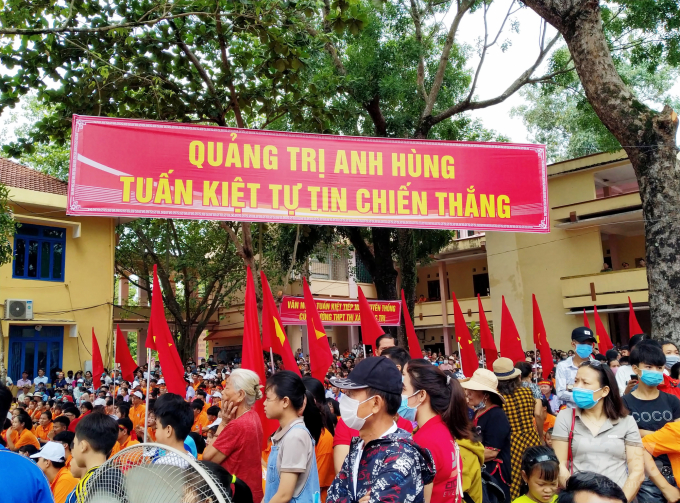 Rất nhiều người dân từ khắp các địa phương của tỉnh Quảng Trị cũng có mặt tại đầu cầu Trường THPT thị xã Quảng Trị để cổ vũ Tuấn Kiệt. Ảnh: Công Điền.