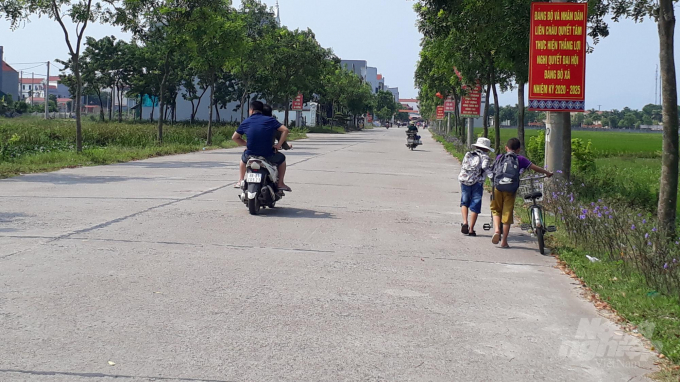 Đường giao thông nông thôn ở Yên Lạc được bê tông cứng hóa. Ảnh: Trần Hồ.
