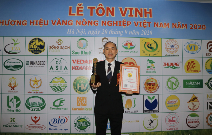 Ông Phan Xuân Hòe - Phó Chủ tịch HĐQT, Giám đốc Công ty cổ phần Tổng công ty Sông Gianh chi nhánh tại Bắc Ninh nhận cúp và bằng chứng nhận.