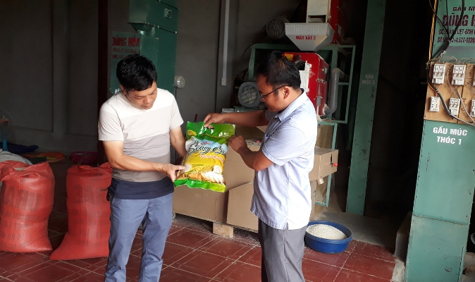 Giới thiệu mẫu mã bao bì sản phẩm gạo séng cù chất lượng cao của huyện Than Uyên. Ảnh: HTX