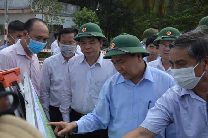 Thủ tướng Chính phủ Nguyễn Xuân Phúc khảo sát thực địa các công trình ứng phó với hạn mặn tại tỉnh Bến Tre ngày 8/3/2020. Ảnh: Minh Đãm.