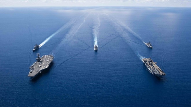 Tàu sân bay USS Ronald Reagan (trái), tàu đổ bộ USS Boxer cùng các tàu chiến của Mỹ trong một lần hoạt động tại Biển Đông.