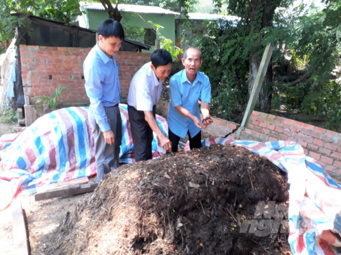 Xã viên Hợp tác xã Phước Tiền (huyện Hồng Ngự), tận dụng nguồn phụ phẩm nông nghiệp ủ phân hữu cơ, vừa phục vụ sản xuất vừa bảo vệ môi trường. Ảnh: Trung Chánh.