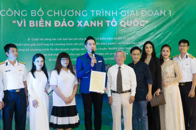 Trao quyết định đại sứ của chương trình cho ca sĩ, nhạc sĩ, diễn viên Nguyễn Phi Hùng tại Lễ công bố. Ảnh: Minh Vương.