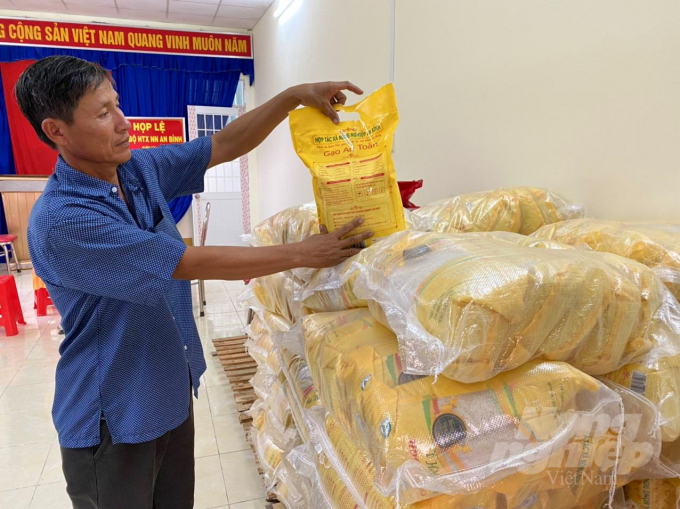Với sự hỗ trợ của dự án VnSAT, nhiều tổ chức nông dân đã nâng cao năng lực hoạt động, xây dựng thương hiệu lúa gạo để cung cấp ra thị trường. Ảnh: Hoàng Vũ.