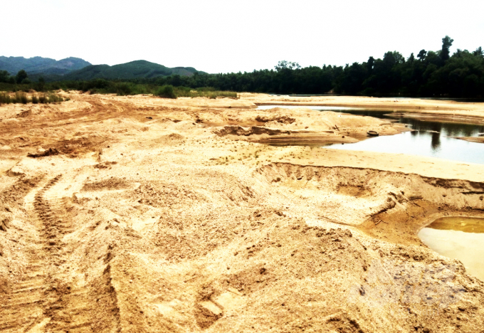 Lòng sông An Lão (Bình Định) bị hoạt động khai thác cát băm nát. Ảnh: Vũ Đình Thung.