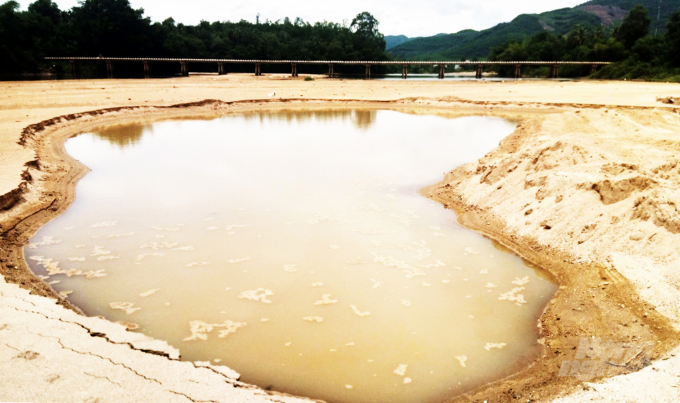 Khai thác cát khiến cao trình lòng sông An Lão (Bình Định bị hạ thấp, dòng chảy bị biến dạng vào những mùa mưa lũ. Ảnh: Vũ Đình Thung.