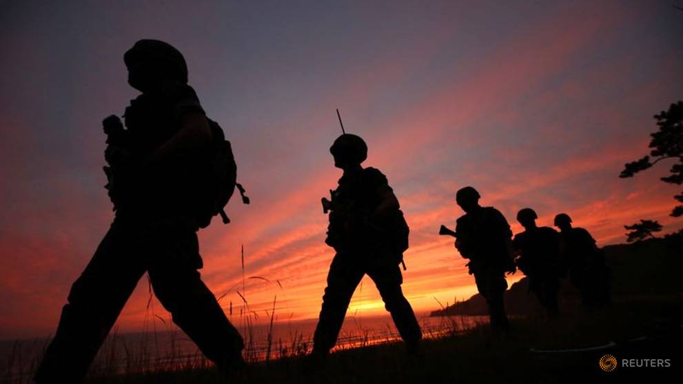 Binh sĩ Hàn Quốc tuần tra trên đảo tiền tiêu Yeonpyeong giáp vùng lãnh hải liên Triều. Ảnh: Reuters.