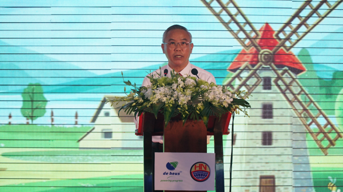 Thứ trưởng Bộ NN-PTNT Phùng Đức Tiến phát biểu tại buổi lễ khởi công.