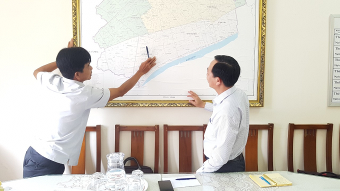 Ông Lê Hoàng Tùng, PGĐ Sở NN-PTNT tỉnh Bạc Liêu giới thiệu về các dự án đầu tư vào nông nghiệp tại Bạc Liêu. Ảnh: Trọng Linh.