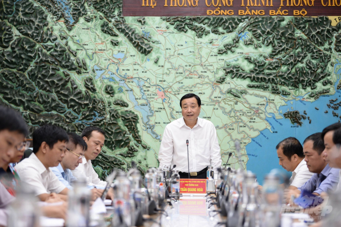 Ông Trần Quang Hoài - Phó trưởng Ban chỉ đạo Trung ương về phòng, chống thiên tai chỉ đạo cuộc họp khẩn về vận hành liên hồ chứa thủy điện lưu vực sông Hồng vào trưa ngày 28/9.