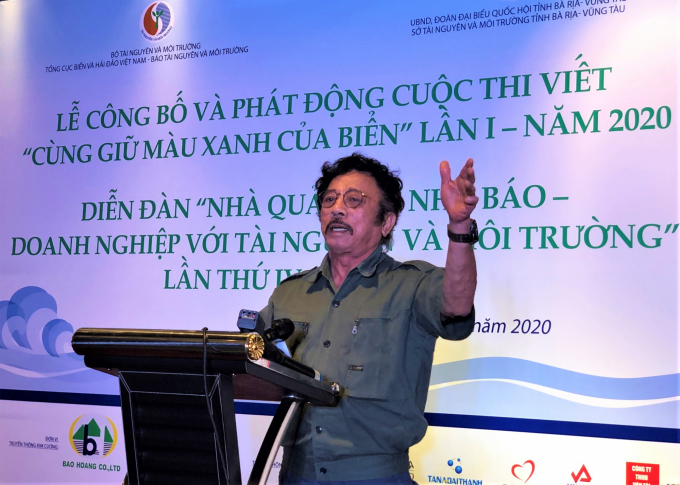 Nhà văn Chu Lai, Thành viên Hội động giám khảo Cuộc thi 'Cùng giữ màu xanh của biển' lần thứ I - năm 2020 chia sẻ cảm xúc sáng tác văn chương về biển đảo môi trường tại buổi lễ. Ảnh: Minh Vương.