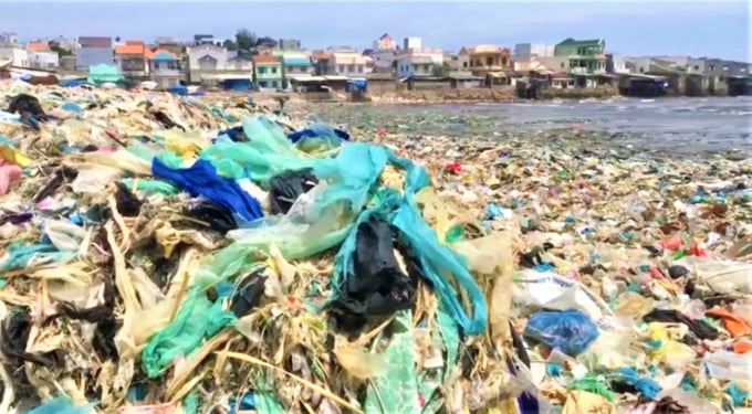 Những 'núi rác thải' dạt vào bờ biển đang là vấn nạn ô nhiễm môi trường. Ảnh: AV. 