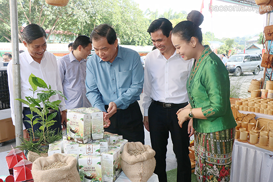Bộ trưởng Bộ NN-PTNT Nguyễn Xuân Cường và các đại biểu tham quan gian hàng nông sản trưng bày tại Hội nghị.