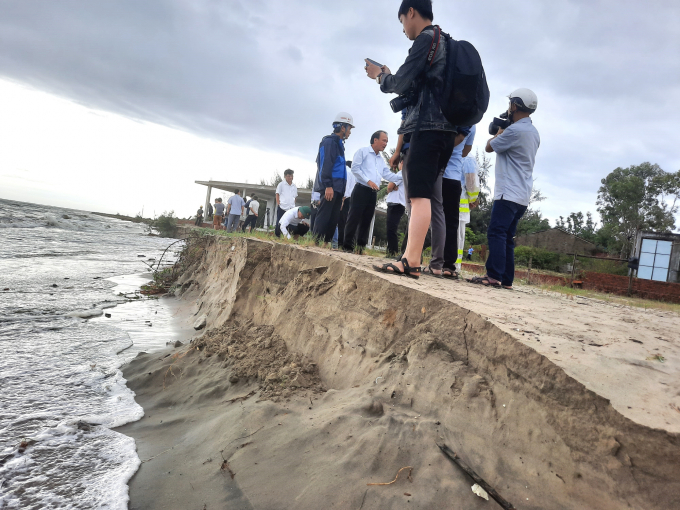 Mỗi khi đến mùa mưa bão, nhiều địa phương ở Quảng Nam lại đối mặt với trình trạng biển xâm thực. Ảnh: L.K.