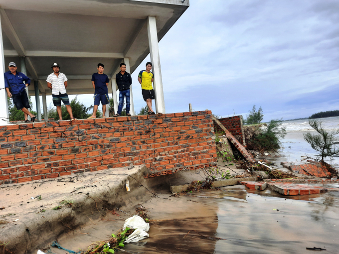 Một căn nhà của người dân bị sóng biển đánh sập tường rào. Ảnh: L.K.