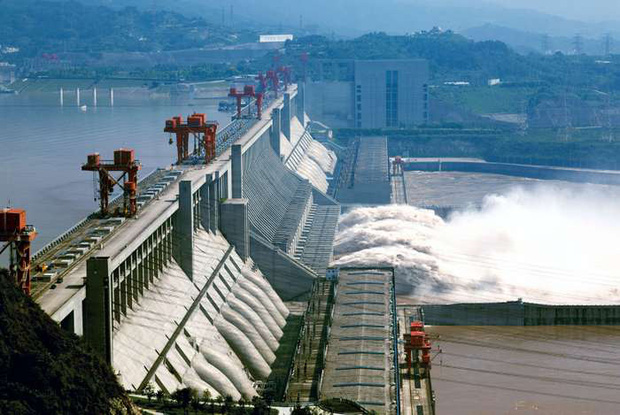 Đập Tam Hiệp (Trung Quốc) xả lũ để bảo đảm an toàn công trình trong mùa mưa lũ năm 2020.